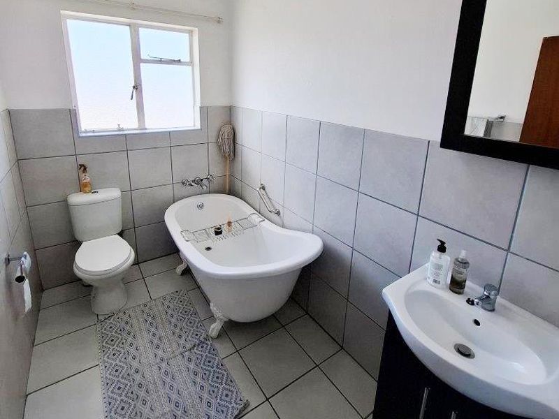 ADCOCKVALE 2 BED 1 BATH APARTMENT WITH SINGLE GARAGE FOR RENT - Photo 7