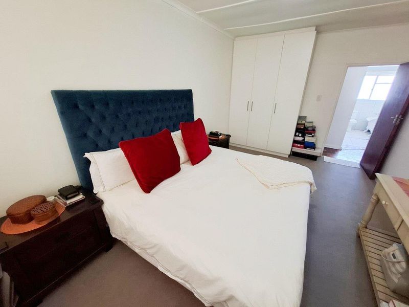 ADCOCKVALE 2 BED 1 BATH APARTMENT WITH SINGLE GARAGE FOR RENT - Photo 6