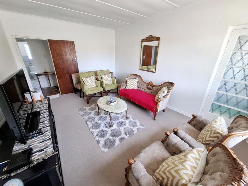 ADCOCKVALE 2 BED 1 BATH APARTMENT WITH SINGLE GARAGE FOR RENT - Photo 2