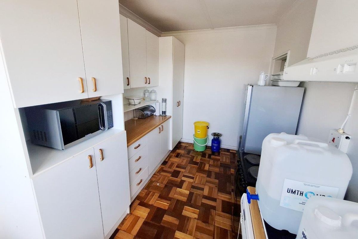 ADCOCKVALE 2 BED 1 BATH APARTMENT WITH SINGLE GARAGE FOR RENT - Photo 3