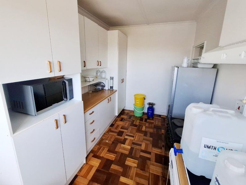 ADCOCKVALE 2 BED 1 BATH APARTMENT WITH SINGLE GARAGE FOR RENT - Photo 4