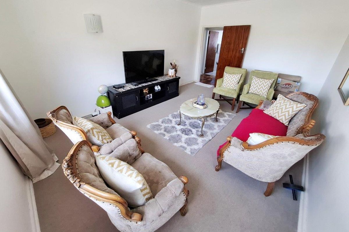 ADCOCKVALE 2 BED 1 BATH APARTMENT WITH SINGLE GARAGE FOR RENT - Photo 4