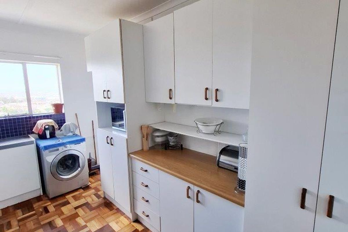 ADCOCKVALE 2 BED 1 BATH APARTMENT WITH SINGLE GARAGE FOR RENT - Photo 2