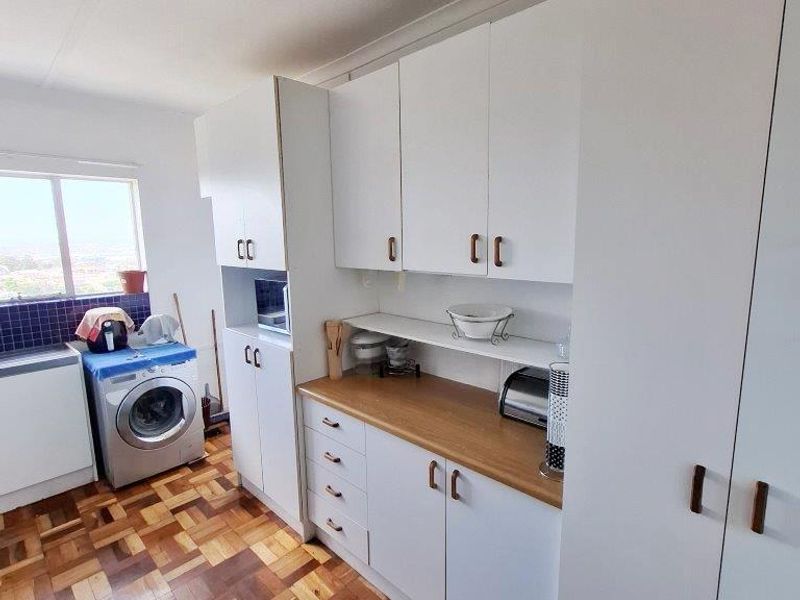 ADCOCKVALE 2 BED 1 BATH APARTMENT WITH SINGLE GARAGE FOR RENT - Photo 5