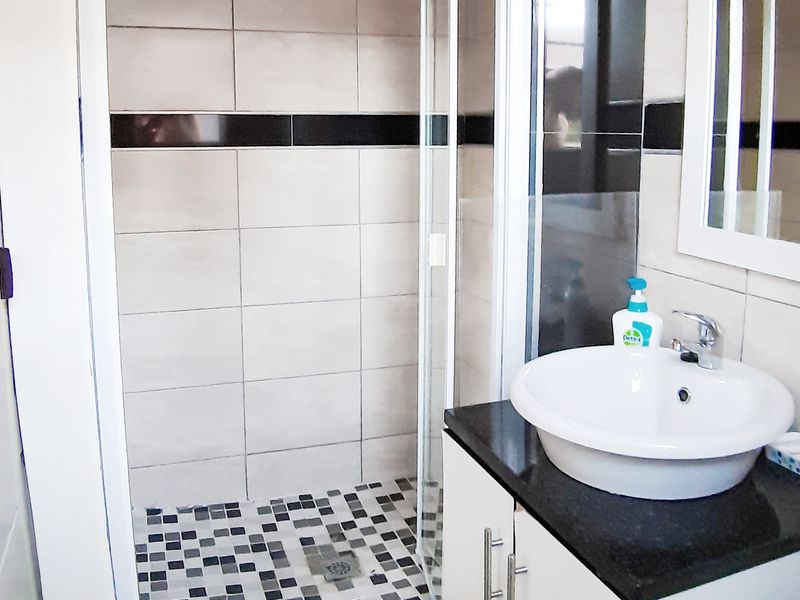 RICHMOND HILL 2 BED 2 BATH APARTMENT WITH PARKING FOR SALE - Photo 8