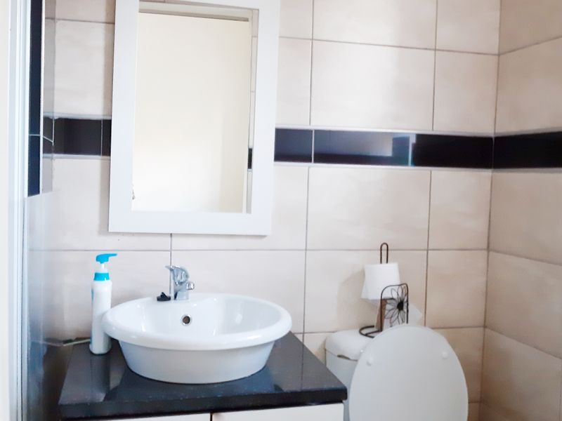 RICHMOND HILL 2 BED 2 BATH APARTMENT WITH PARKING FOR SALE - Photo 7