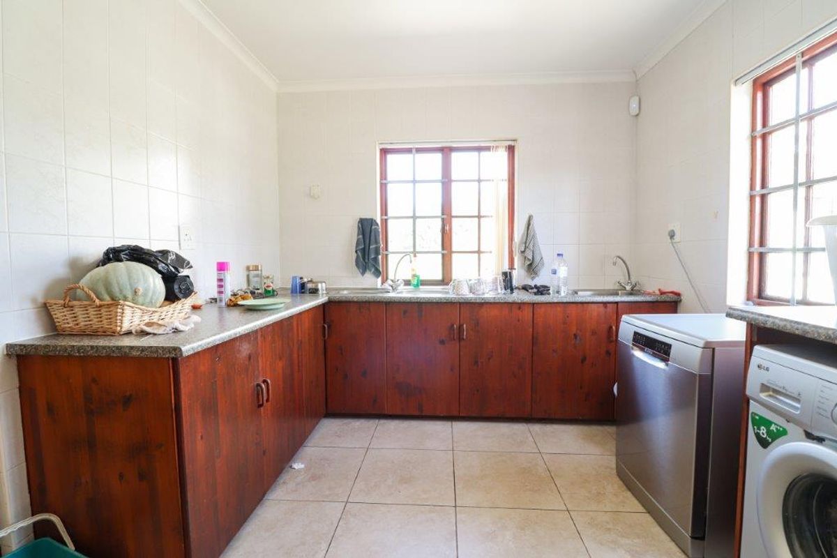 THEESCOMBE 4 BED 2.5 BATH HOUSE WITH DOUBLE GARAGE FOR RENT - Photo 3