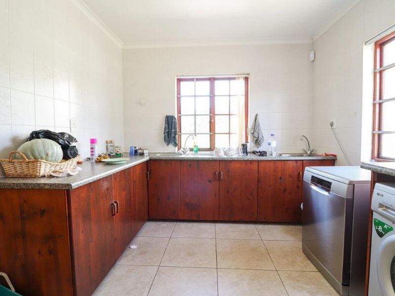 THEESCOMBE 4 BED 2.5 BATH HOUSE WITH DOUBLE GARAGE FOR RENT - Photo 3