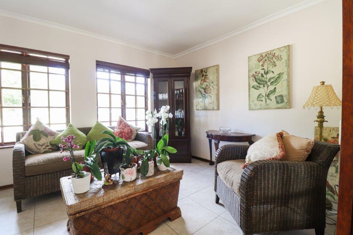 THEESCOMBE 4 BED 2.5 BATH HOUSE WITH DOUBLE GARAGE FOR RENT - Photo 5