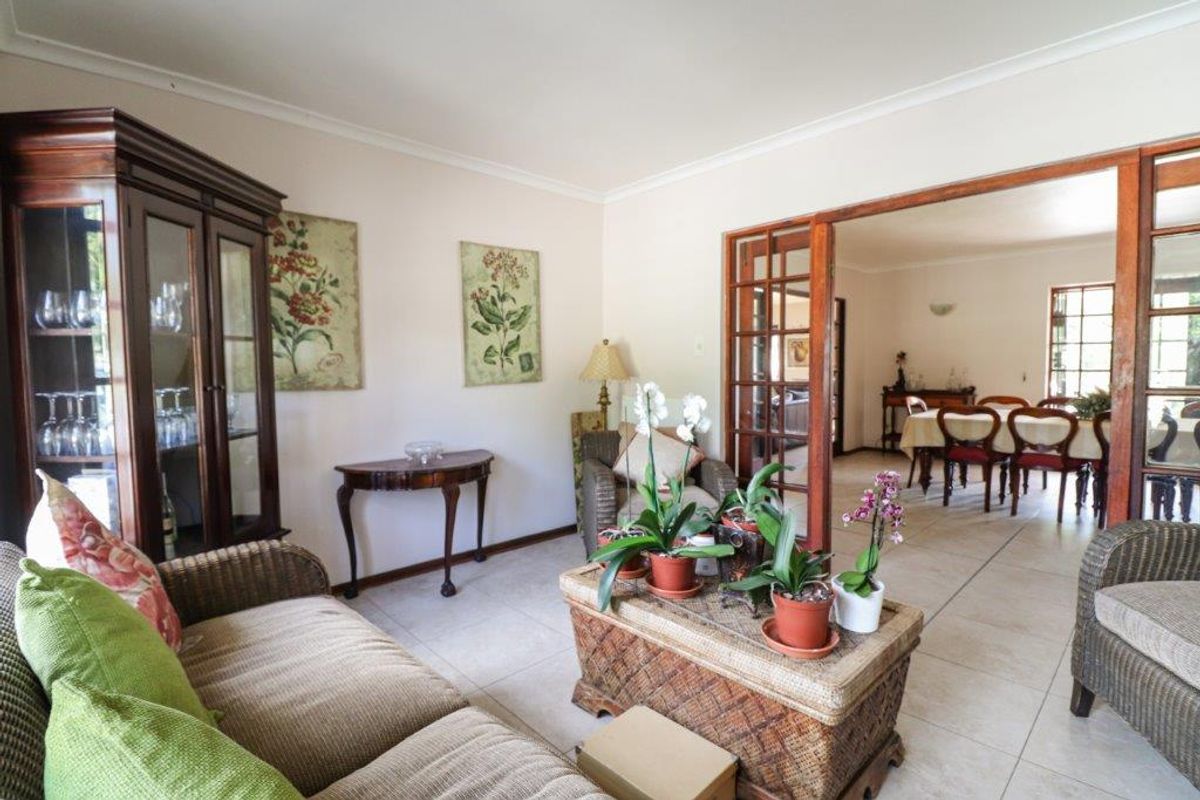 THEESCOMBE 4 BED 2.5 BATH HOUSE WITH DOUBLE GARAGE FOR RENT - Photo 4