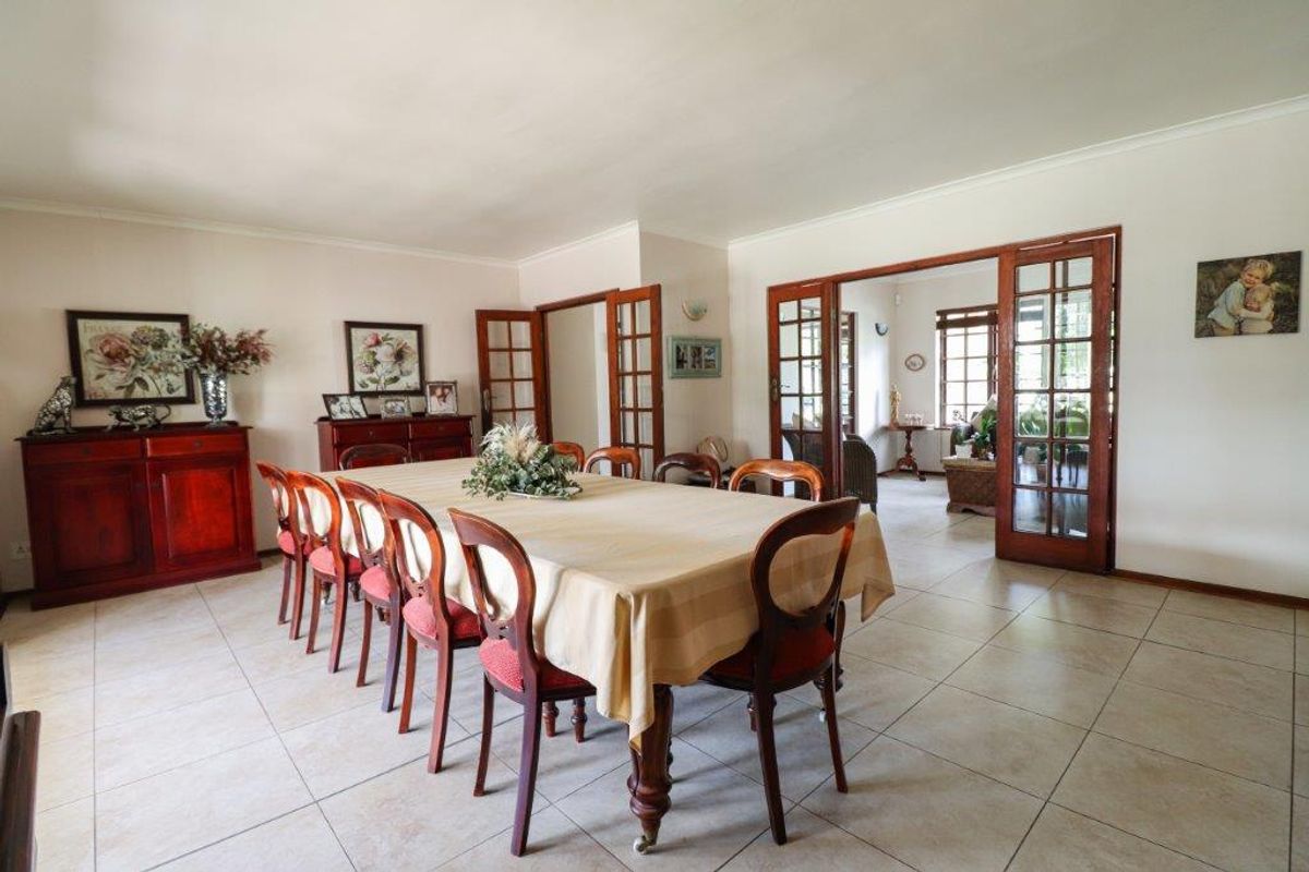 THEESCOMBE 4 BED 2.5 BATH HOUSE WITH DOUBLE GARAGE FOR RENT - Photo 2