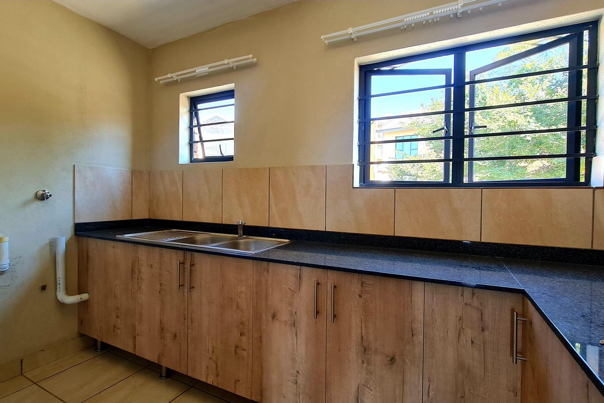 3 BEDROOM APARTMENT TO LET - Photo 3