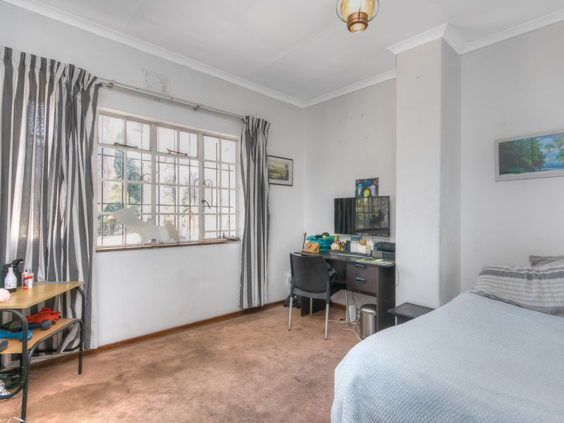 FOR SALE: 4-Bedroom Family Home with Exceptional Development Potential in Bryanston - Photo 10