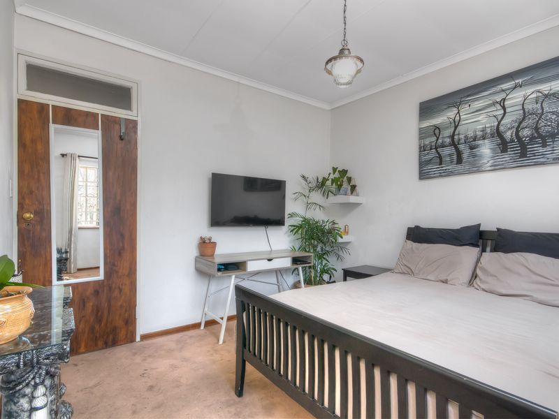 FOR SALE: 4-Bedroom Family Home with Exceptional Development Potential in Bryanston - Photo 9