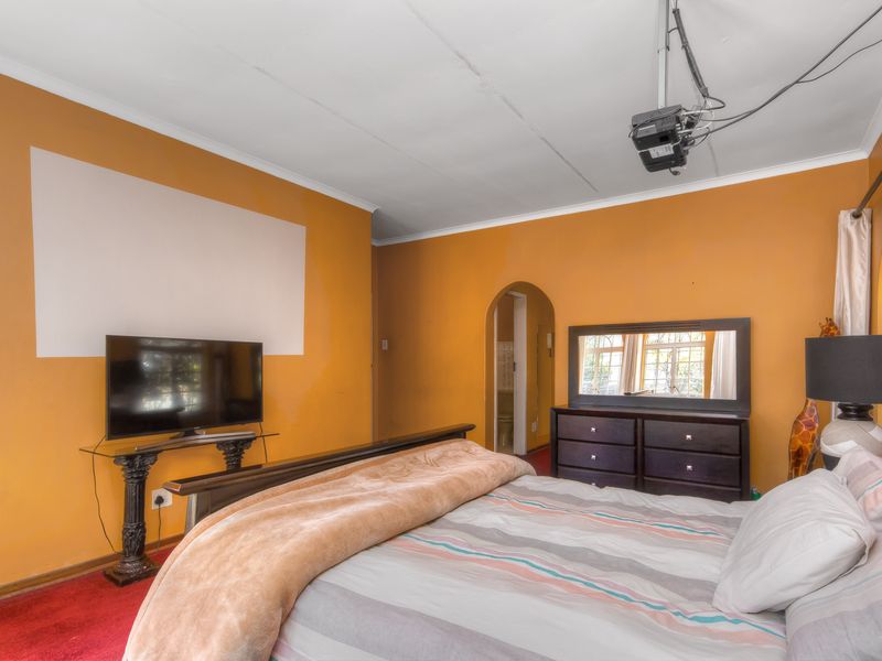 FOR SALE: 4-Bedroom Family Home with Exceptional Development Potential in Bryanston - Photo 7