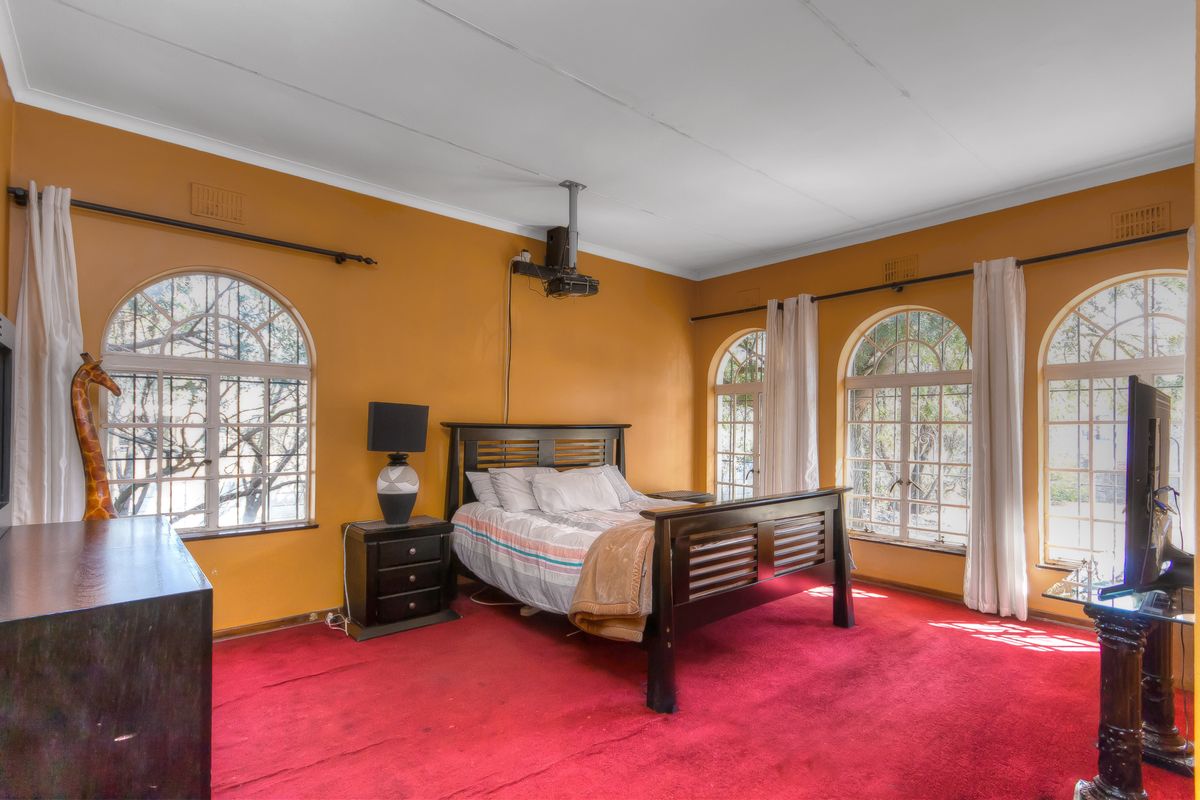 FOR SALE: 4-Bedroom Family Home with Exceptional Development Potential in Bryanston - Photo 5