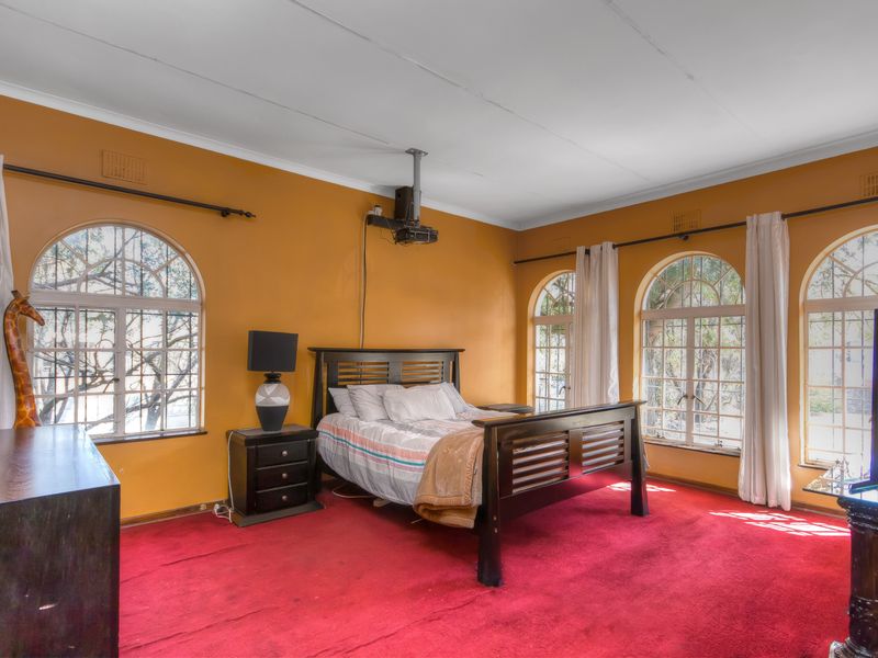 FOR SALE: 4-Bedroom Family Home with Exceptional Development Potential in Bryanston - Photo 5