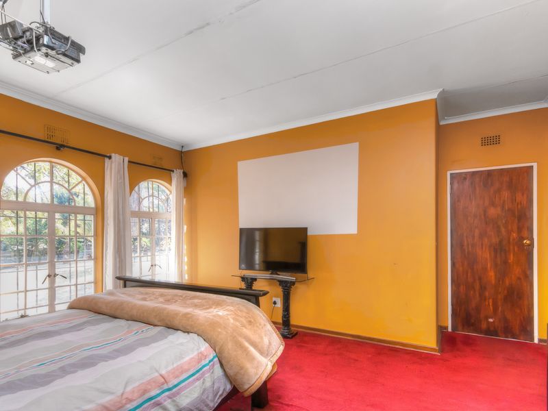 FOR SALE: 4-Bedroom Family Home with Exceptional Development Potential in Bryanston - Photo 6