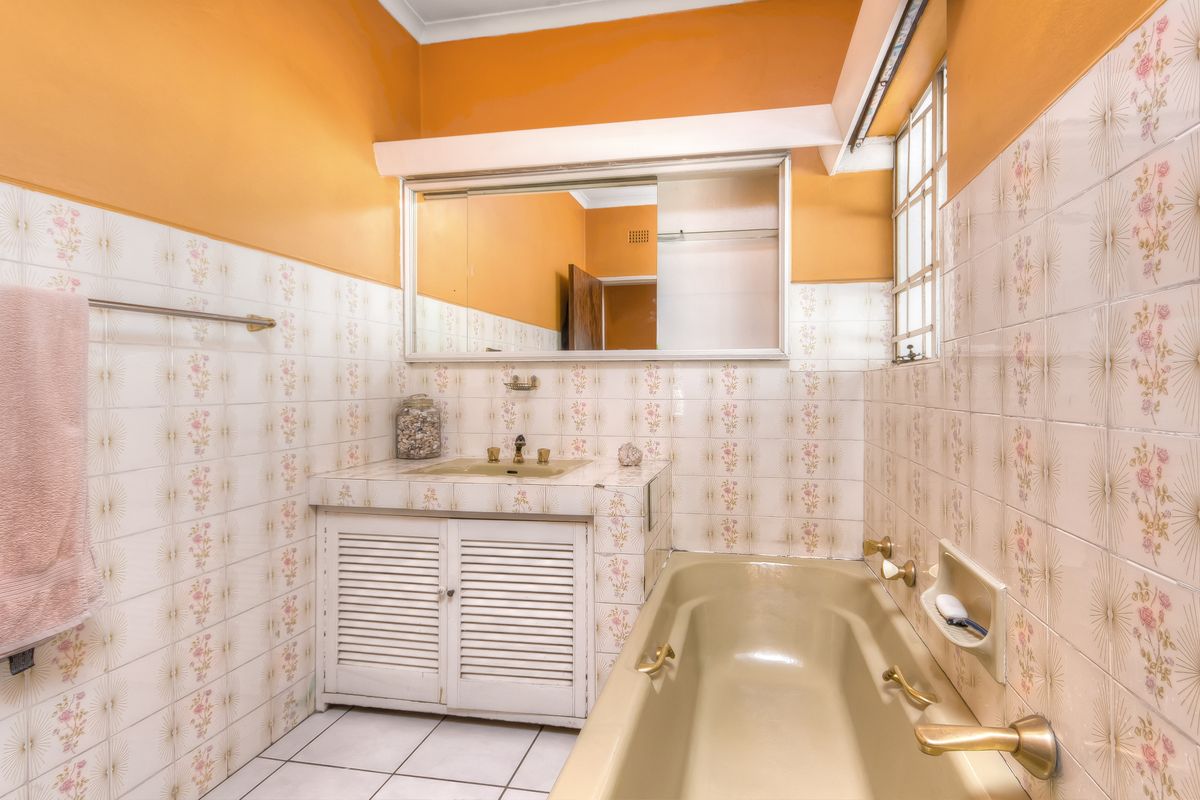 FOR SALE: 4-Bedroom Family Home with Exceptional Development Potential in Bryanston - Photo 4