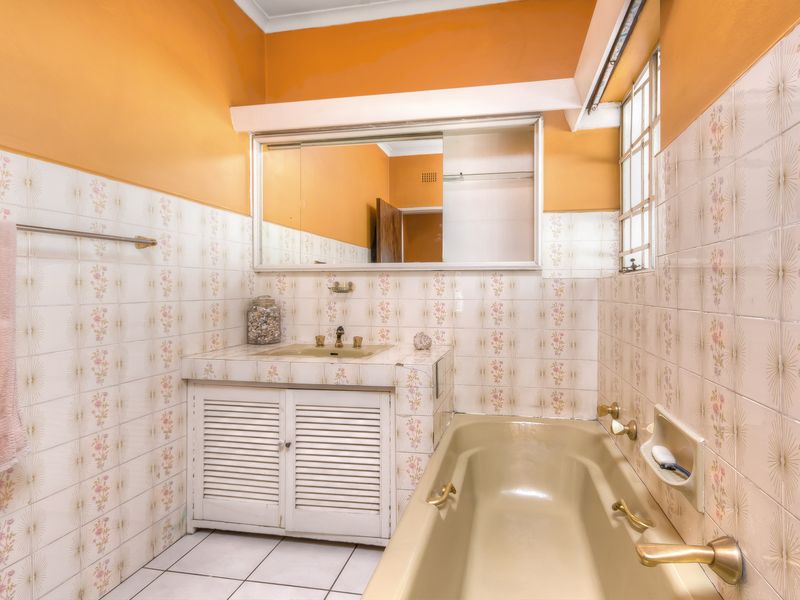 FOR SALE: 4-Bedroom Family Home with Exceptional Development Potential in Bryanston - Photo 4