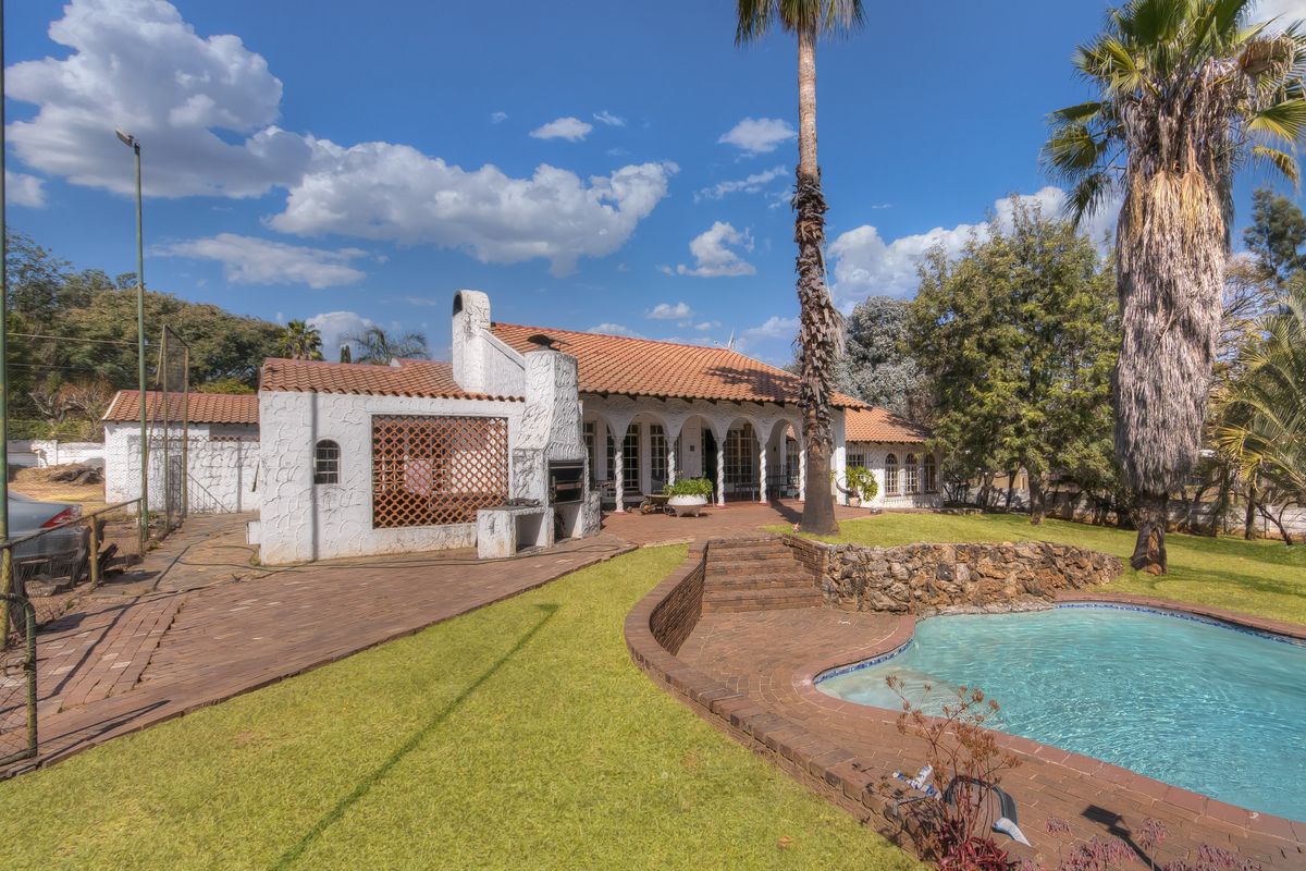 FOR SALE: 4-Bedroom Family Home with Exceptional Development Potential in Bryanston - Photo 3