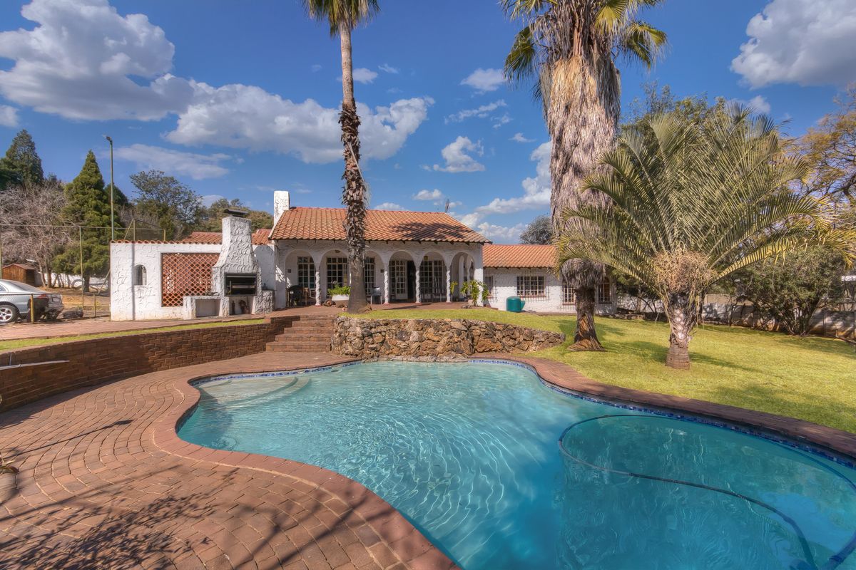 FOR SALE: 4-Bedroom Family Home with Exceptional Development Potential in Bryanston - Photo 2