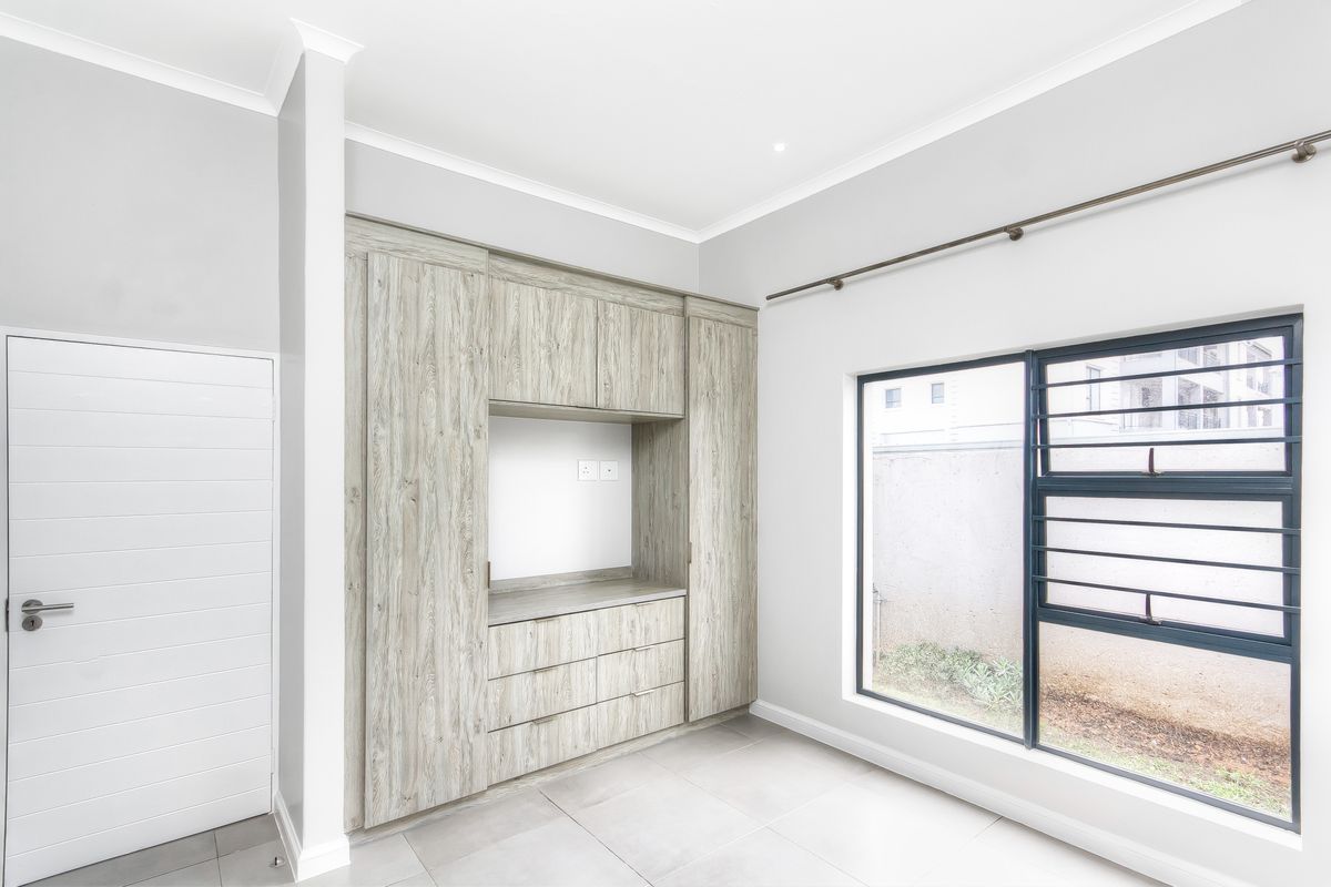 Modern 2-Bedroom Ground Floor Apartment with Private Garden - Photo 2