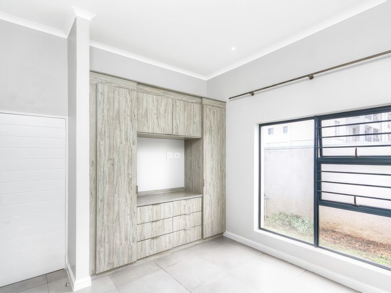 Modern 2-Bedroom Ground Floor Apartment with Private Garden - Photo 2