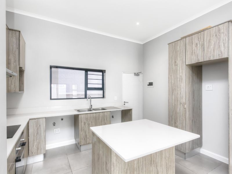 Modern 2-Bedroom Ground Floor Apartment with Private Garden - Photo 8