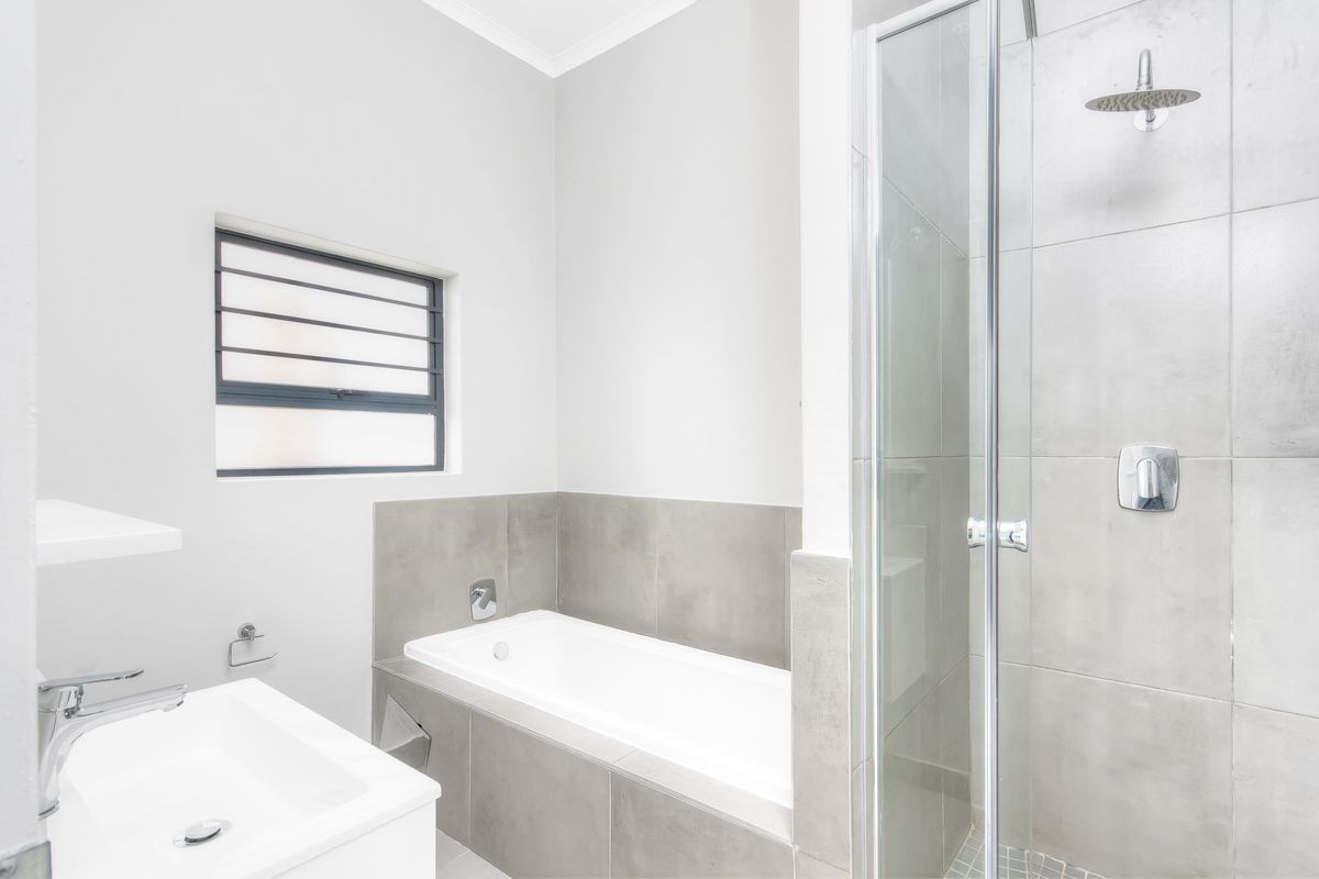 Modern 2-Bedroom Ground Floor Apartment with Private Garden - Photo 4