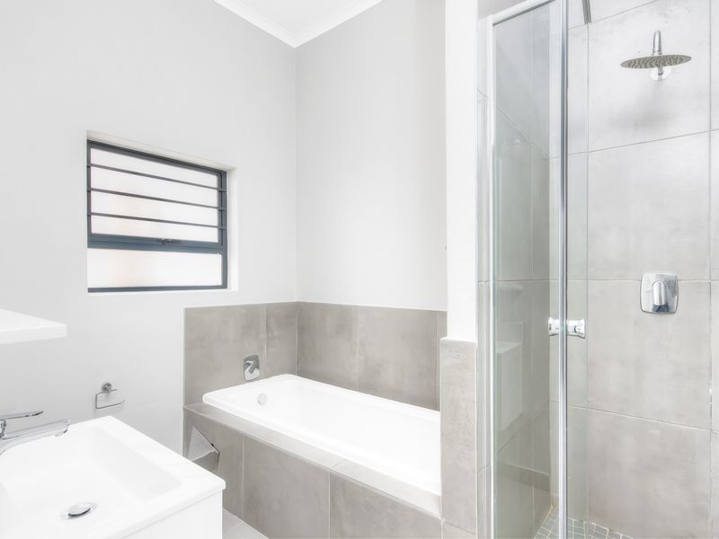 Modern 2-Bedroom Ground Floor Apartment with Private Garden - Photo 4