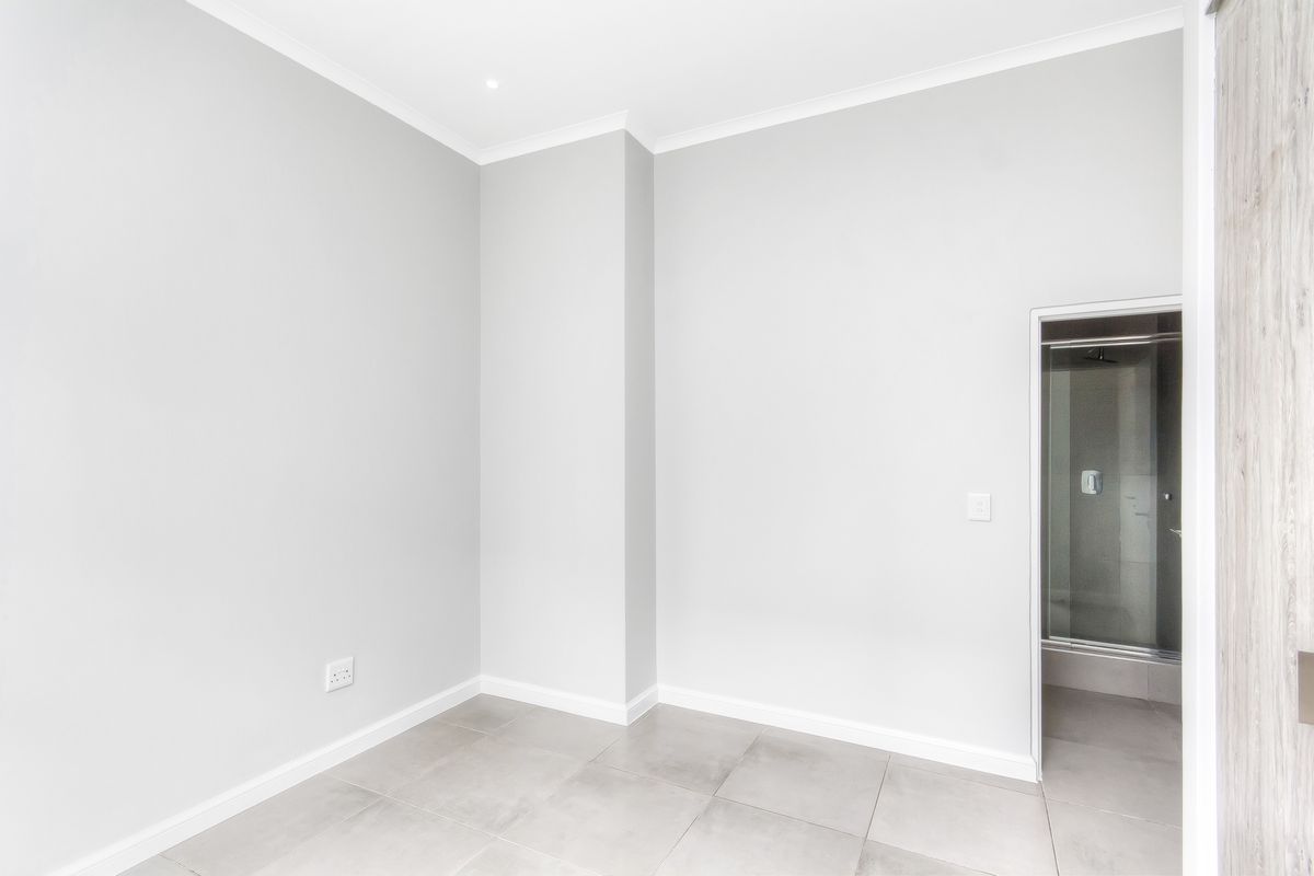 Modern 2-Bedroom Ground Floor Apartment with Private Garden - Photo 3