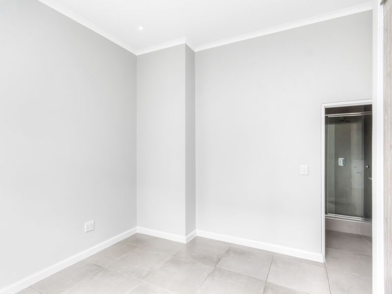 Modern 2-Bedroom Ground Floor Apartment with Private Garden - Photo 3