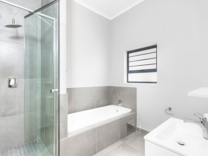 Modern 2-Bedroom Ground Floor Apartment with Private Garden - Photo 5