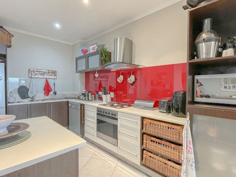 ST GEORGES PARK 3 BED 2 BATH APARTMENT FOR SALE - Photo 5