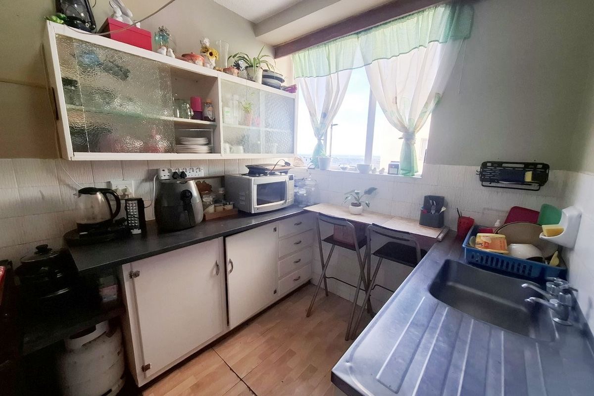 HUMEWOOD 2 BED 1.5 BATH APARTMENT WITH PARKING FOR RENT - Photo 2