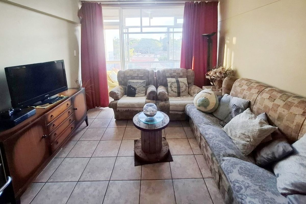 HUMEWOOD 2 BED 1.5 BATH APARTMENT WITH PARKING FOR RENT - Photo 4