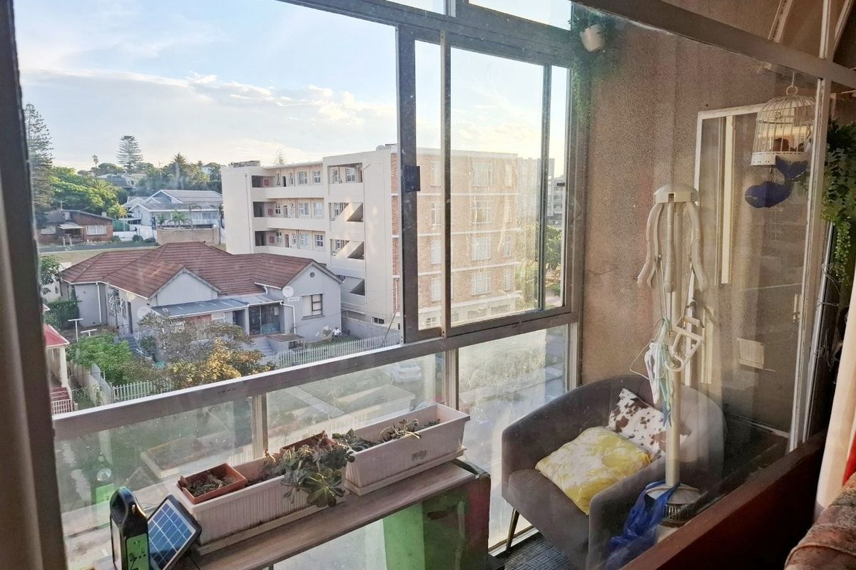 HUMEWOOD 2 BED 1.5 BATH APARTMENT WITH PARKING FOR RENT - Photo 5