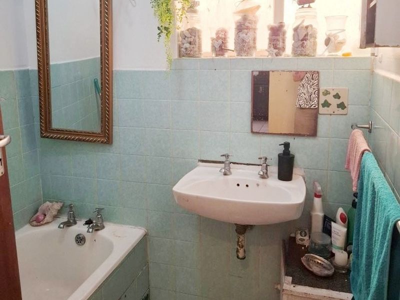 HUMEWOOD 2 BED 1.5 BATH APARTMENT WITH PARKING FOR RENT - Photo 7