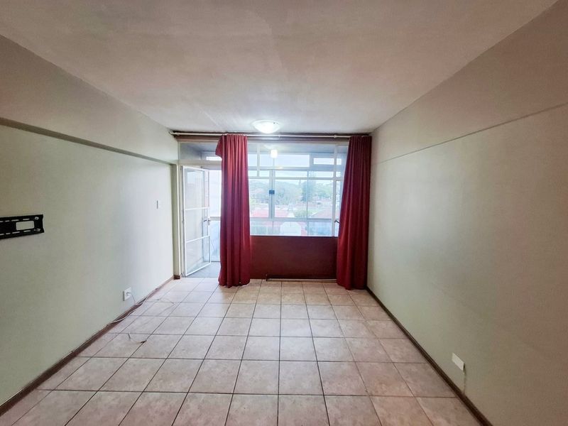 HUMEWOOD 2 BED 1.5 BATH APARTMENT WITH PARKING FOR RENT - Photo 2