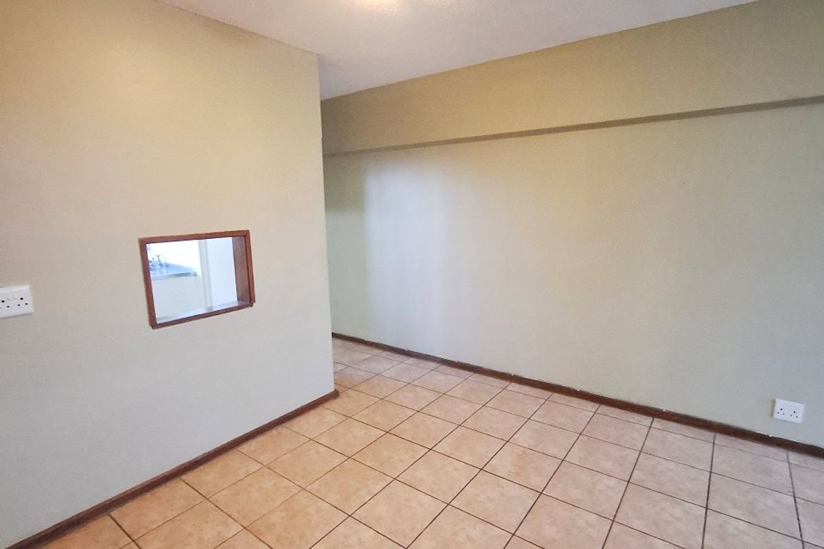 HUMEWOOD 2 BED 1.5 BATH APARTMENT WITH PARKING FOR RENT - Photo 4