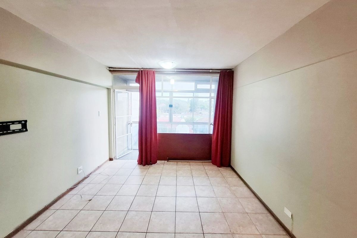 HUMEWOOD 2 BED 1.5 BATH APARTMENT WITH PARKING FOR RENT - Photo 3