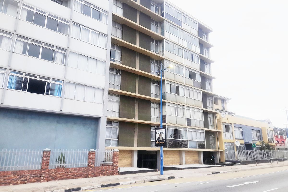 HUMEWOOD 2 BED 1.5 BATH APARTMENT WITH PARKING FOR RENT - Photo 2