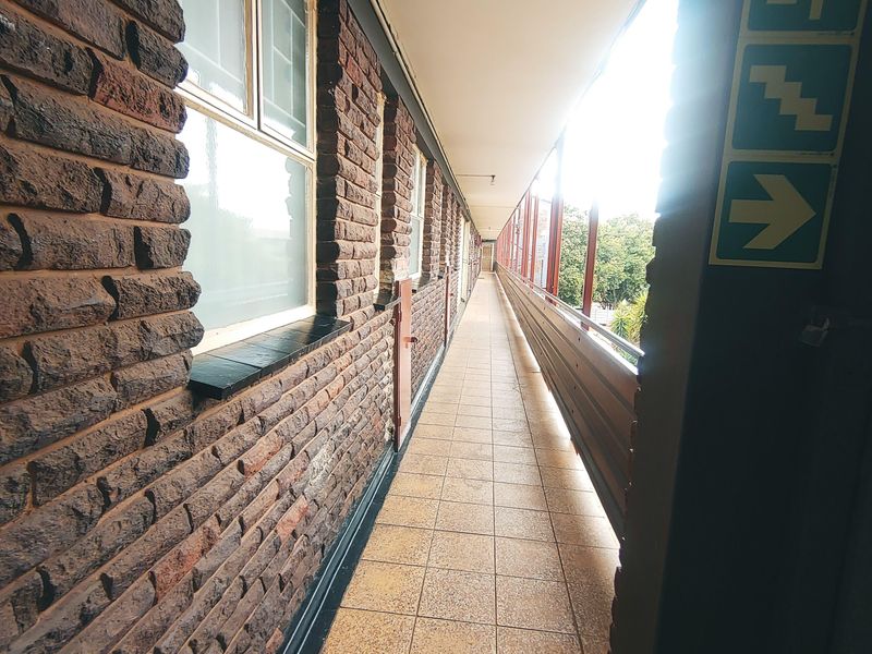 Stunning 2 Bedroom Apartment - Photo 8