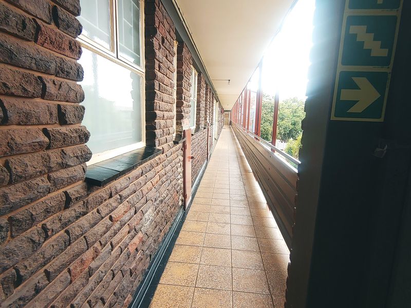 Stunning 2 Bedroom Apartment - Photo 6