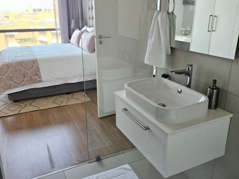Gorgeous furnished apartment in sought-after complex in Morningside R40,000 p/m - Photo 5