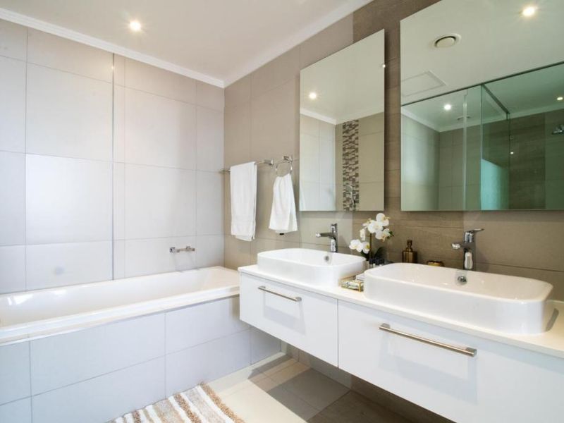 Gorgeous furnished apartment in sought-after complex in Morningside R40,000 p/m - Photo 10