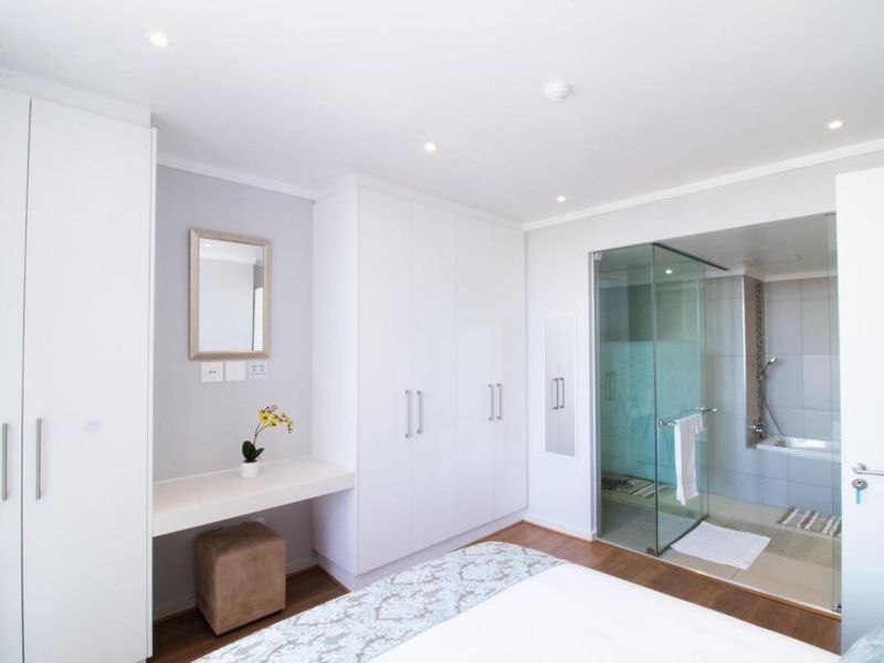 Gorgeous furnished apartment in sought-after complex in Morningside R40,000 p/m - Photo 9