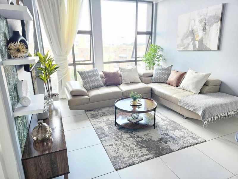 Gorgeous furnished apartment in sought-after complex in Morningside R40,000 p/m - Photo 2