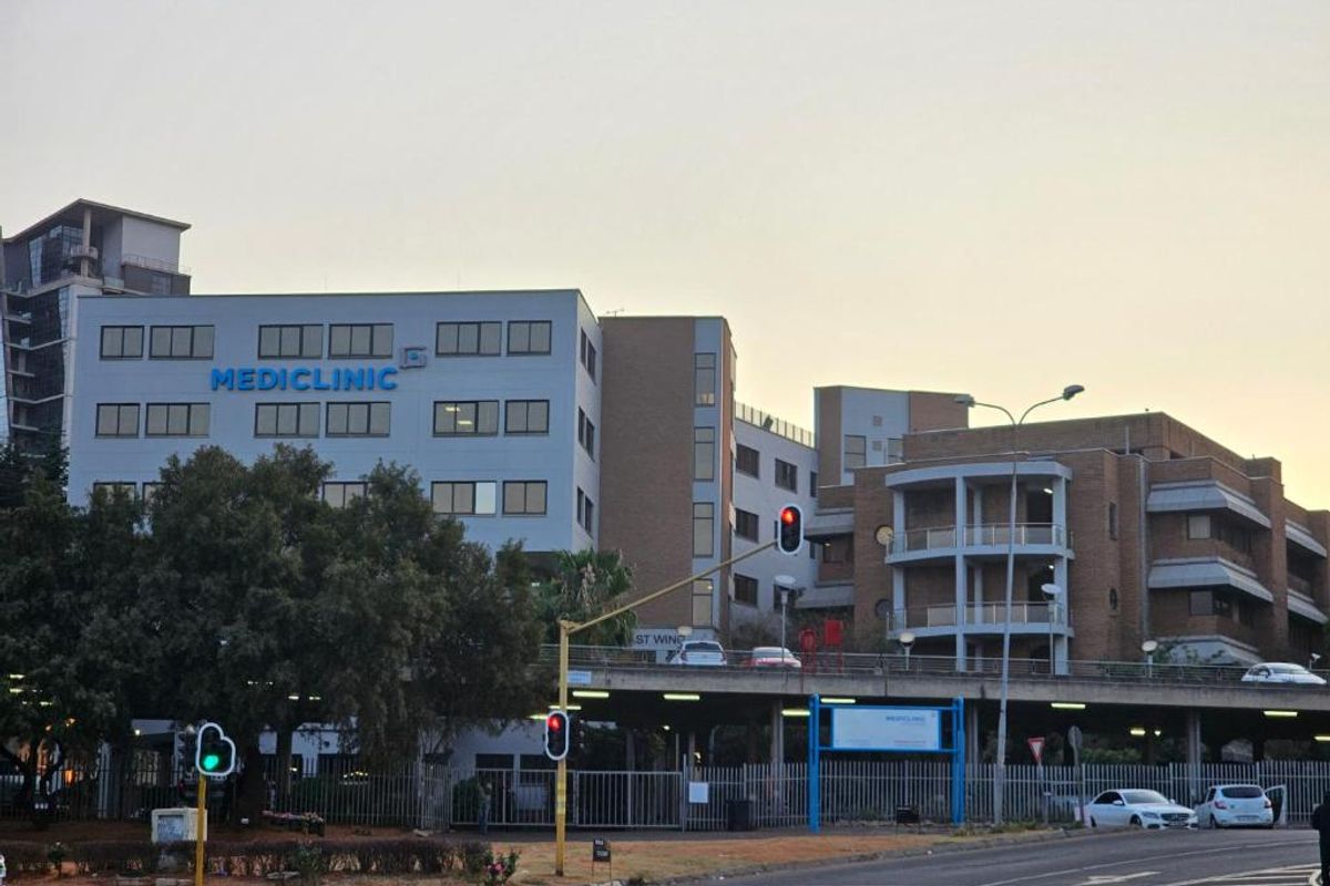 Gorgeous furnished apartment in sought-after complex in Morningside R40,000 p/m - Photo 3